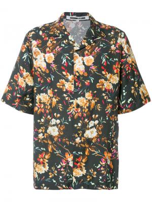 Рубашка с короткими рукавами цветочным принтом McQ Alexander McQueen. Цвет: чёрный
