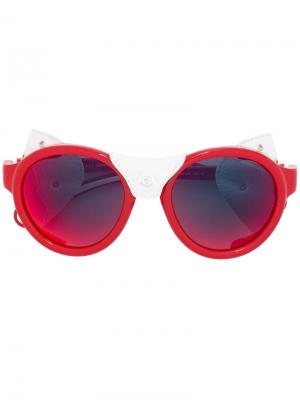 Круглые солнцезащитные очки Moncler Eyewear. Цвет: красный