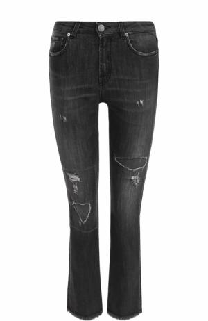 Укороченные расклешенные джинсы с потертостями Two Women In The World. Цвет: серый
