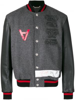 Куртка-бомбер с вышивкой Versace. Цвет: серый