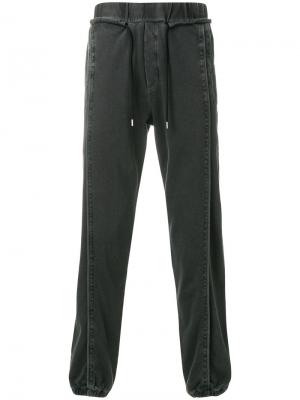 Спортивные брюки с заплаткой символом McQ Alexander McQueen. Цвет: серый