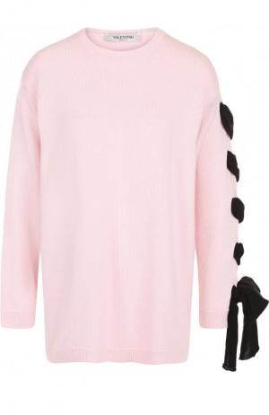 Однотонный пуловер свободного кроя с декорированной отделкой на рукаве Valentino. Цвет: светло-розовый