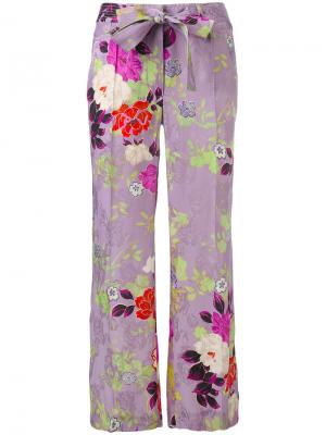 Расклешенные брюки с цветочным рисунком Etro. Цвет: розовый и фиолетовый