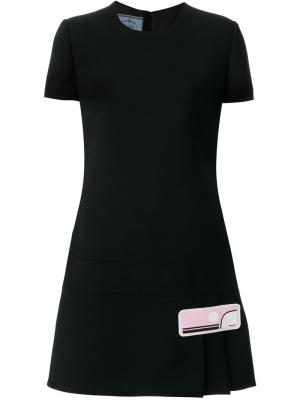 Короткое платье А-образного силуэта с плиссированной деталью Prada. Цвет: чёрный