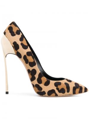 Туфли-лодочки с леопардовым принтом Casadei. Цвет: коричневый
