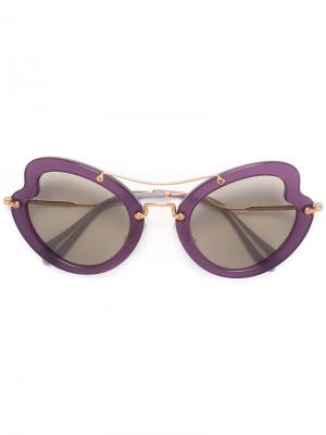 Солнцезащитные очки в волнистой оправе Miu Eyewear. Цвет: розовый и фиолетовый
