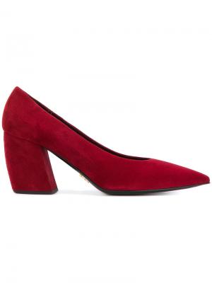 Туфли с заостренным носком Prada. Цвет: красный
