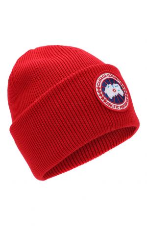 Шерстяная вязаная шапка с логотипом бренда Canada Goose. Цвет: красный