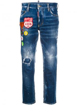 Укороченные джинсы с эффектом потертости заплатками Dsquared2. Цвет: синий