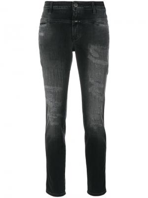 Укороченные джинсы с рваными деталями Closed. Цвет: серый
