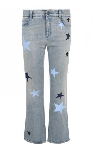 Укороченные расклешенные джинсы с принтом в виде звезд Stella McCartney. Цвет: синий
