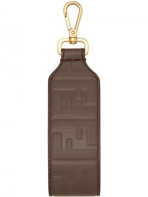 Брелок для ключей с тиснением в виде монограммы Fendi. Цвет: коричневый