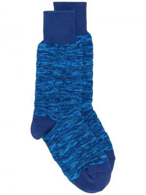 Вязаные носки в рубчик Issey Miyake Men. Цвет: синий