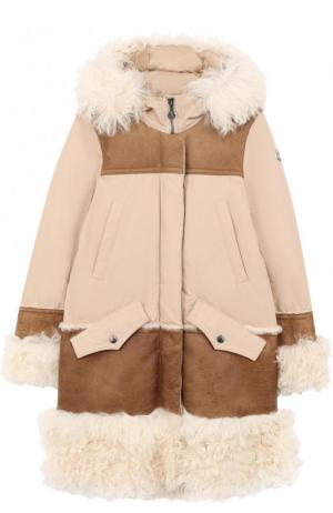 Пуховое пальто с капюшоном и меховой отделкой Moncler Enfant. Цвет: светло-розовый