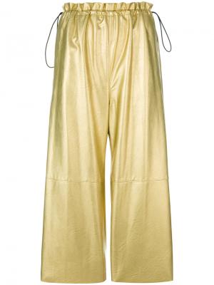 Металлизированные укороченные брюки Mm6 Maison Margiela. Цвет: телесный