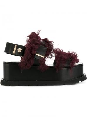Босоножки с отделкой искусственным мехом Versace. Цвет: чёрный