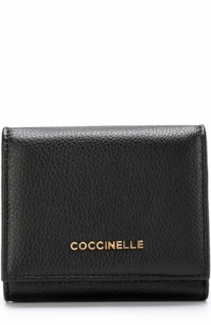 Кожаный кошелек с клапаном и логотипом бренда Coccinelle. Цвет: черный