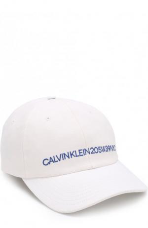 Хлопковая бейсболка с логотипом бренда CALVIN KLEIN 205W39NYC. Цвет: белый