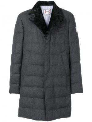 Пуховое пальто с меховым воротником Moncler Gamme Bleu. Цвет: серый