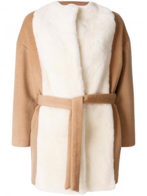 Пальто с отделкой из овечьего меха и ремнем Ava Adore. Цвет: телесный