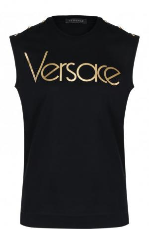 Хлопковый топ с круглым вырезом и логотипом бренда Versace. Цвет: черный