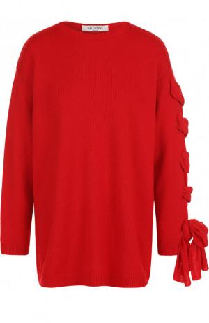 Однотонный пуловер свободного кроя с декорированной отделкой на рукаве Valentino. Цвет: красный