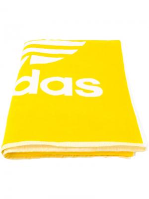Полотенце с логотипом Adidas. Цвет: жёлтый и оранжевый