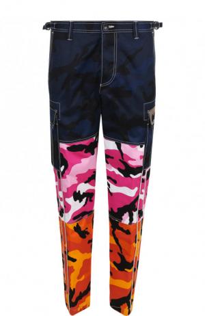 Хлопковые брюки-карго с камуфляжным принтом Valentino. Цвет: оранжевый