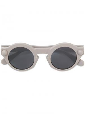 Солнцезащитные очки в круглой оправе Christopher Kane Eyewear. Цвет: серый