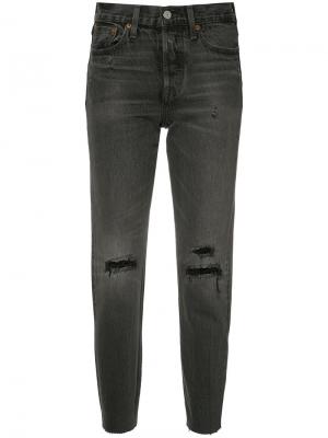 Укороченные джинсы с рваными деталями Levis Levi's. Цвет: чёрный