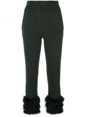 Укороченные брюки с меховой отделкой Izaak Azanei. Цвет: зелёный